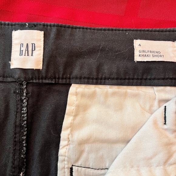 Gap- Girlfriend Khaki Shorts- Size 4 - Picture 3 of 4